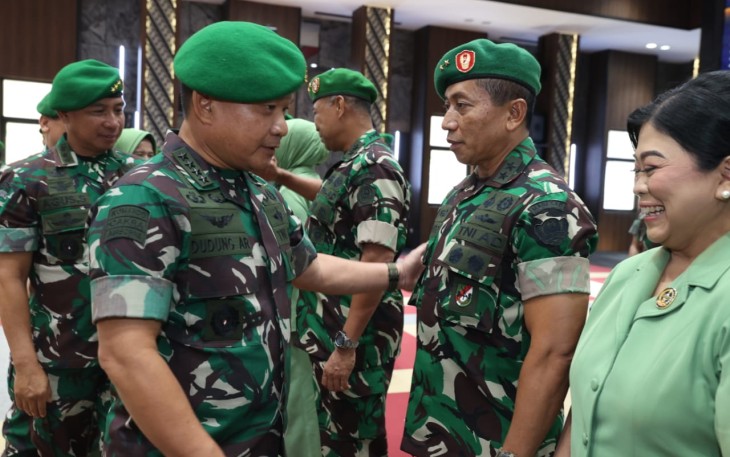 Kasad Jenderal TNI Dudung Abdurachman saat memberikan ucapan selamat kenaikan pangkat di Mabesad