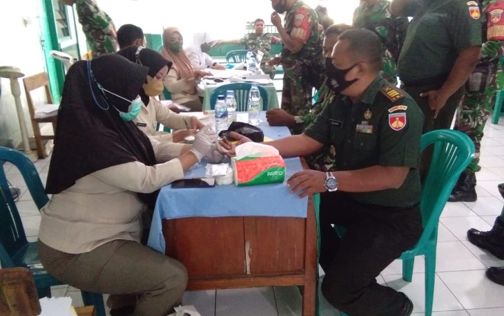 Danramil 0718-01/Pati saat melaksanakan pengecekan kesehatan 