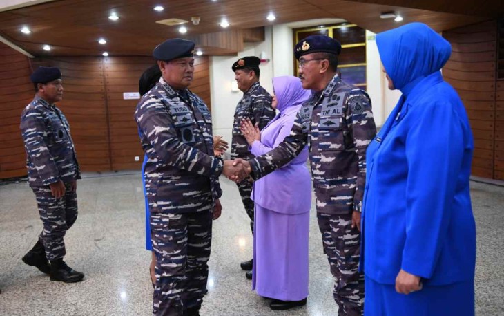 Kasal Laksamana TNI Yudo Margono saat memberikan ucapan selamat kenaikan pangkat prajuritnya 