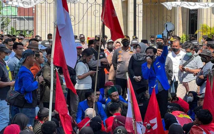 Aksi unras penolakan kenaikan BBM di Surabaya 