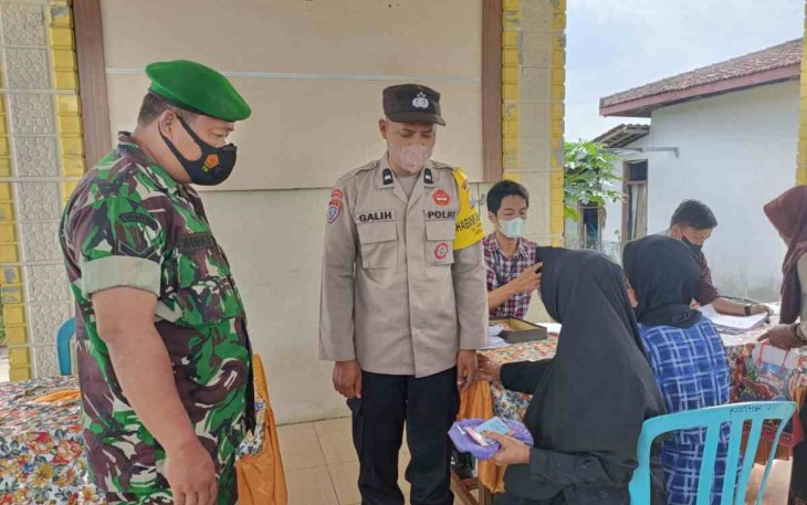 Serda Wawan saat mendampingi penyaluran BLT BBM