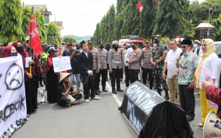 Aksi unras penolakan kenaikan BBM di Trenggalek 