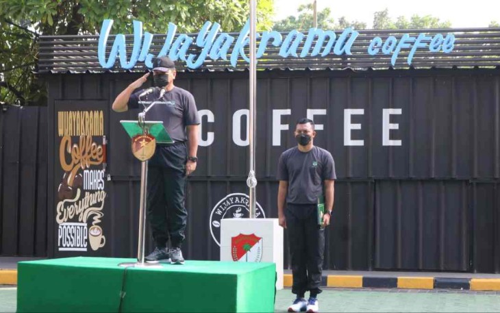 Danrem 052/Wkr Brigjen TNI Rano Tilaar saat pimpin upacara 