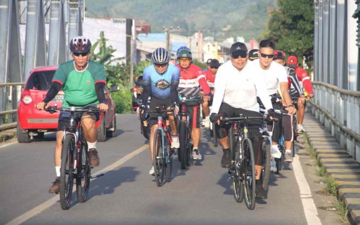Danrem 142/Tatag Brigjen TNI Farouk Pakar saat fun bike bersama jajaran peringati Haornas ke 39 tahun 2022