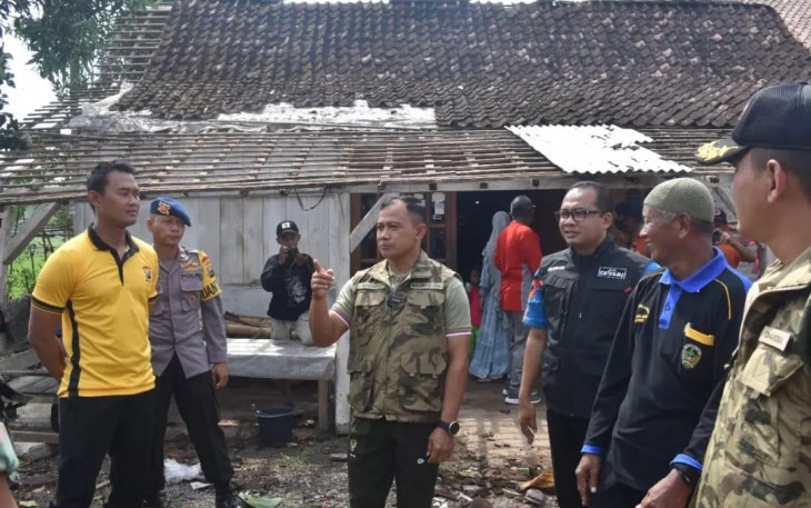Danrem 081/DSJ Kolonel Inf Deni Rejeki saat tinjau terdampak bencana angin puting beliung di Madiun