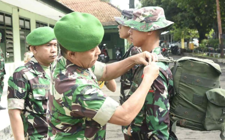 Penyematan tanda tradisi anggota baru Rindam Jaya