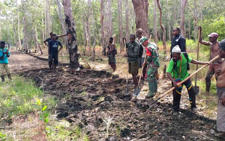 Babinsa bersama masyarakat Yawimu kerja bakti bersama