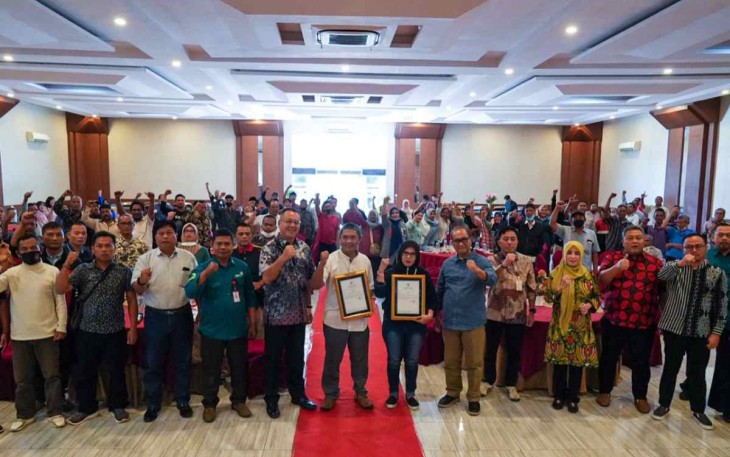 Foto bersama peserta sosialisasi formalisasi usaha mikro strategis di Tegal