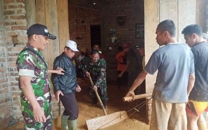 Bersihkan material longsor di rumah warga binaan