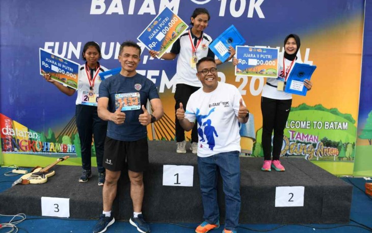 Danlantamal IV saat foto bersama pemenang fun run