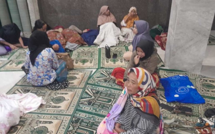 Kondisi pengungsian warga dari peristiwa tanah longsor yang terjadi di Desa Sukamaju, Kecamatan Cihaurbeuti, Kabupaten Ciamis, Jawa Barat, Minggu (11/9). BPBD Kabupaten Ciamis