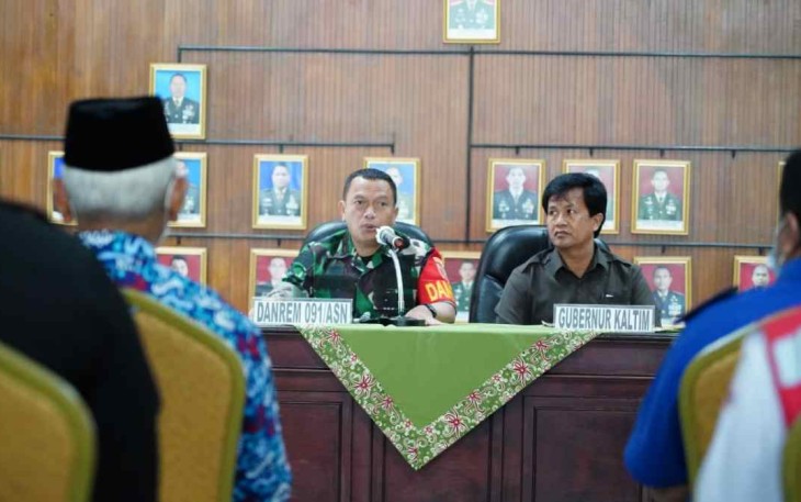 Danrem 091/ASN Brigjen TNI Dendi Suryadi saat memberikan paparan penanganan bencana alam