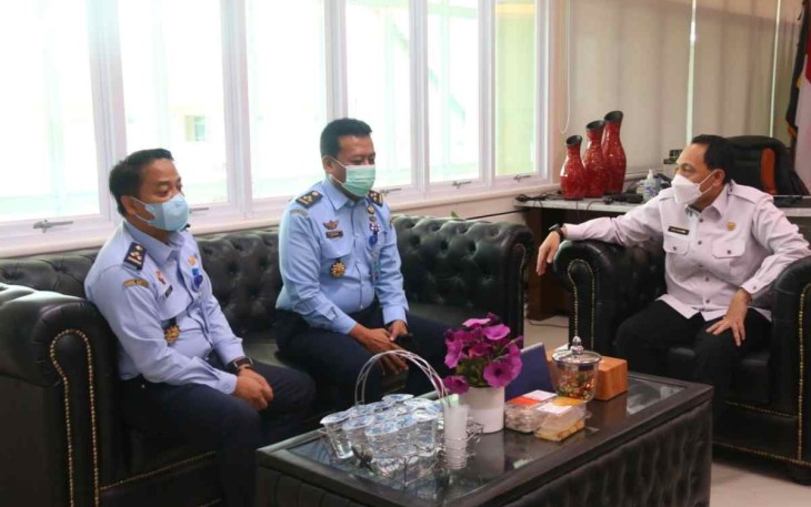 Kadiv Pelayanan Kumham Banten Andi Taletting bersama Rektor Untirta