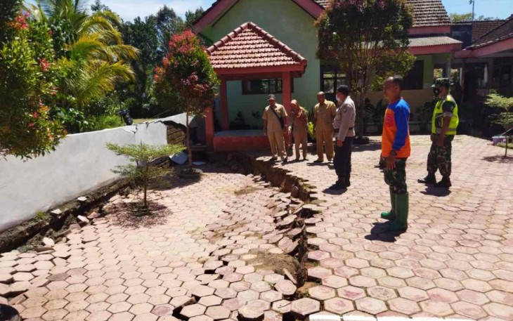Tanah amblas di halaman SDN 2 Salamwates 