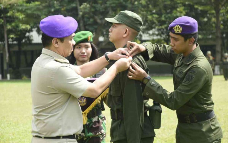 Wagub DKI Jakarta Ir H Ahmad Riza Patria saat menyematkan lencana pendidikan menwa di Rindam Jaya