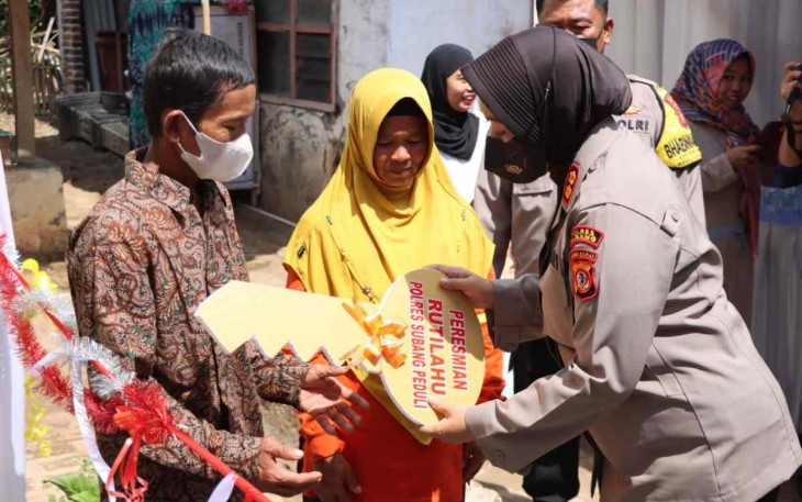 Kapolres Subang saat menyerahkan kunci rumah 