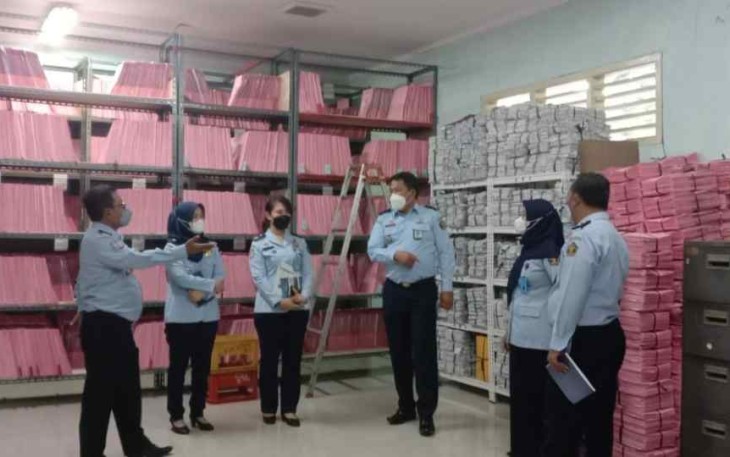 Tim Pengawas Kumham saat sidak pengarsipan di Kanim Tangerang 