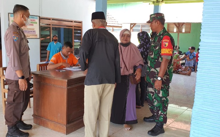 Serma Dony saat mengamankan penyaluran BLT BBM 