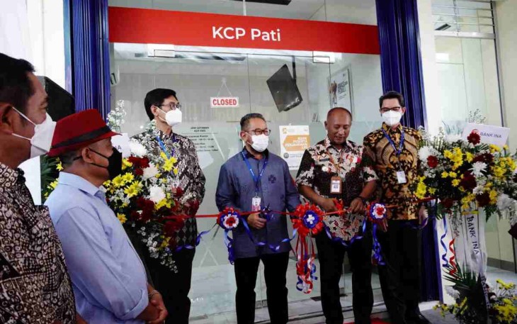 Pj Bupati Pati ketika meresmikan Bank INA KCP Pati 