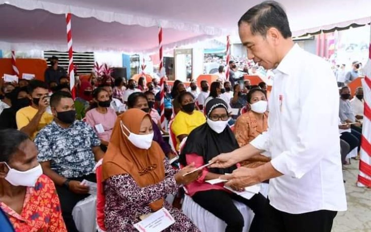 Presiden Joko Widodo saat memberikan bansos warga di kantor pos kepulauan Aru 
