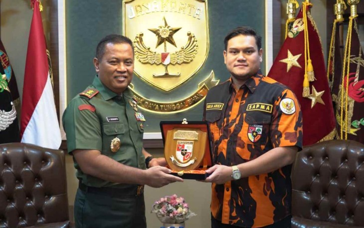 Pangdam Jaya Mayjen TNI Untung Budiharto saat menerima cenderamata Pemuda Pancasila di Makodam Jaya