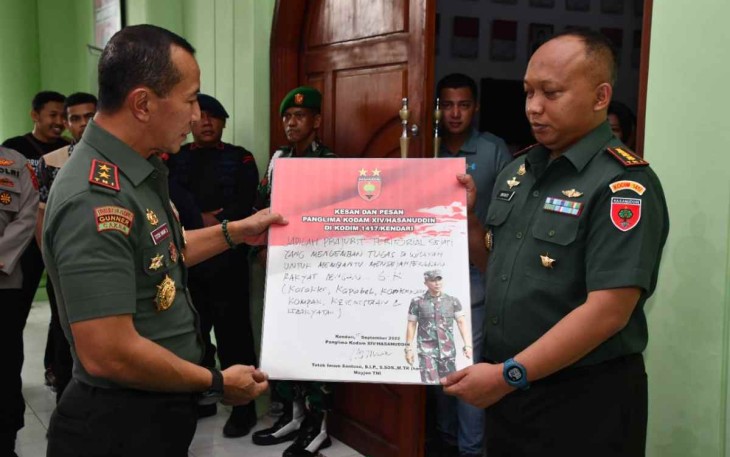 Pangdam Hasanuddin Mayjen TNI Dr. Totok Imam Santoso saat memberikan piagam