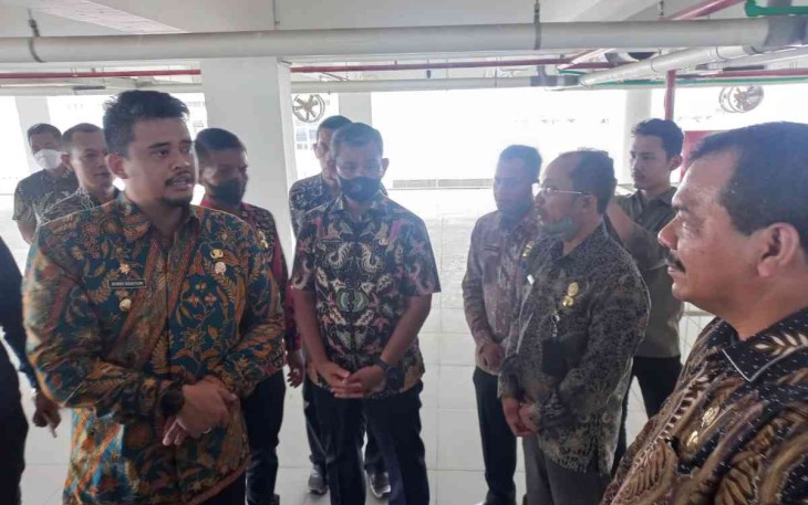 Walikota Medan Bobby Nasution saat menerima pemaparan progres pasar Aksara