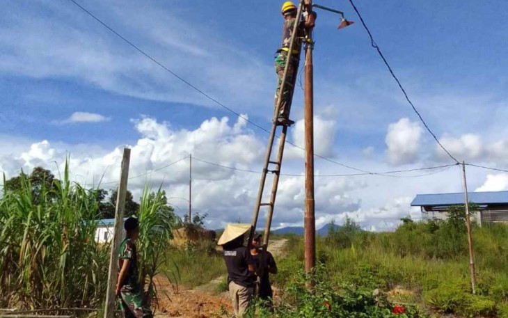 Satgas Yonarmed 19/105 Trk Bogani saat memperbaiki listrik di perbatasan 