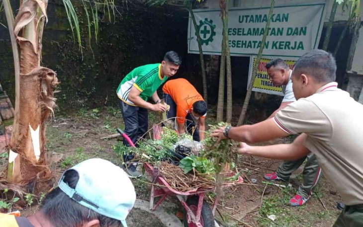 Gotong-royong bersihkan lingkungan 