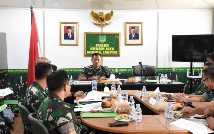 Pangdam Jaya Mayjen TNI Untung Budiharto saat menerima paparan kesiapan Latma Safkar Indopura di Makodam