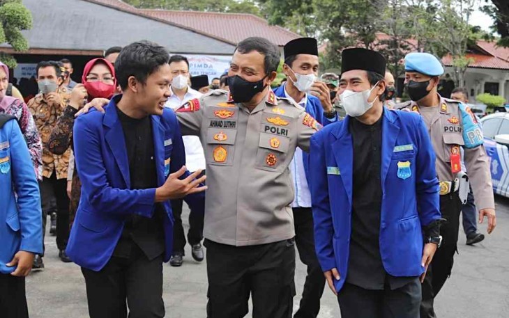 Kapolda Jateng Irjen Pol Ahmad Luthfi bersama mahasiswa 
