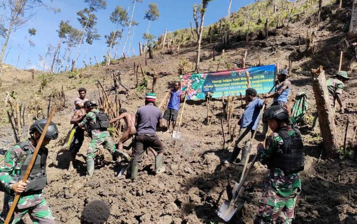 Buka lahan berkebun masyarakat di perbatasan 