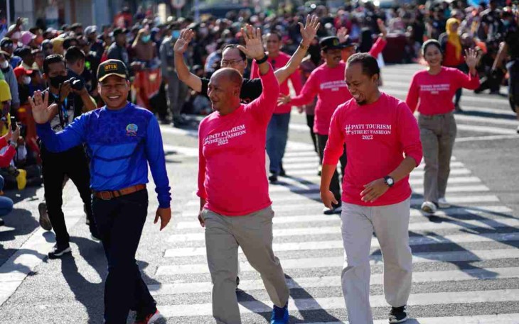 Pj. Bupati saat ikuti Pati Tourism Street Fashion 2022