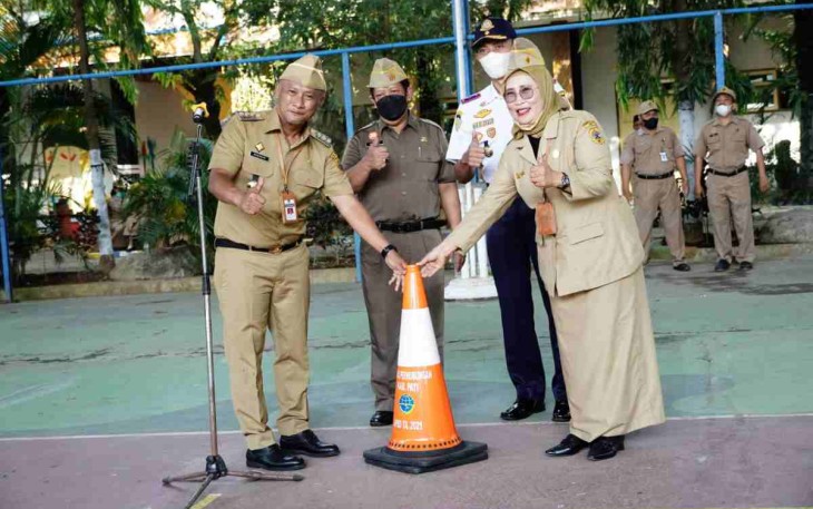 Pj Bupati Pati saat mengikuti upacara bendera di SMPN 3 Pati