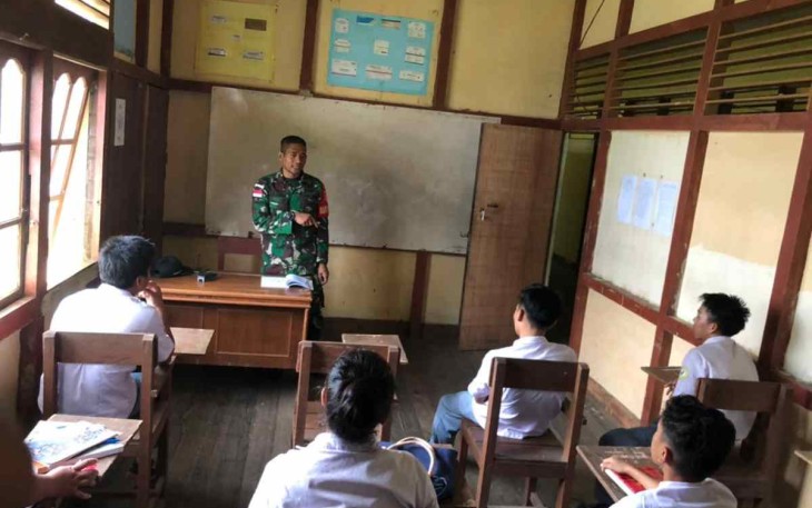 Personel satgas ajarkan siswa SMK Kesehatan 