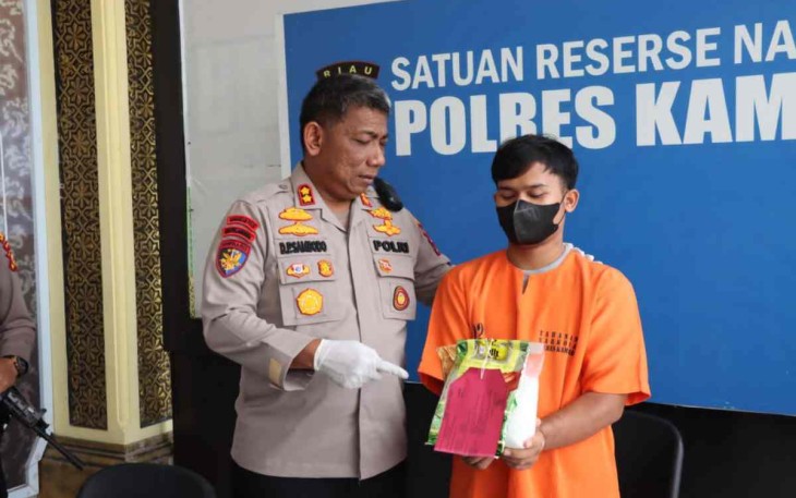 Kapolres Kampar AKBP Didik Priyo Sambodo bersama tersangka. Senin (19/9)