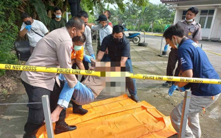 Korban saat dievakuasi aparat kepolisian Polsek Cikupa 