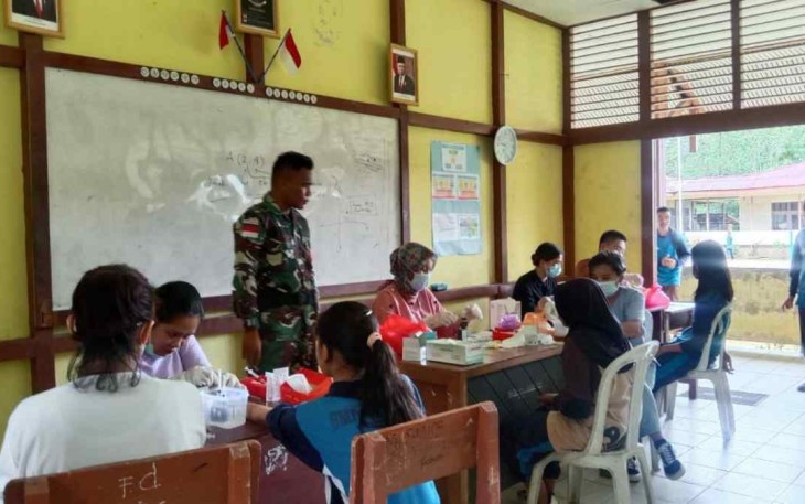 Pemeriksaan kesehatan siswa di SMPN 1 Batang Lupar