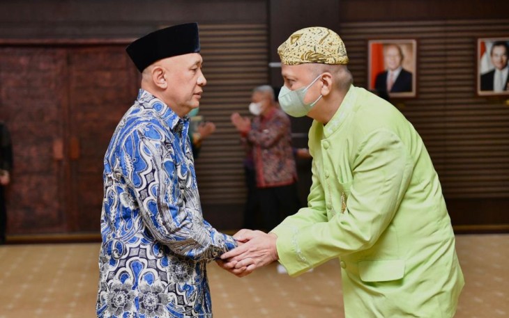MenkopUKM Teten Masduki memberikan ucapan selamat Dr Yulius MA sebagai Deputi Bidang Usaha Mikro