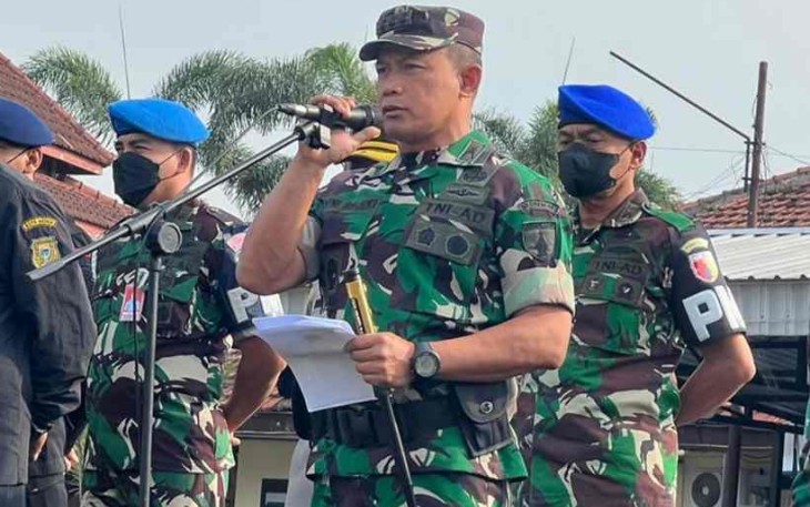 Danrem 081/DSJ Kolonel Inf Deni Rejeki saat memberikan arahan apel sinergitas TNI-POLRI, Rabu (21/9)