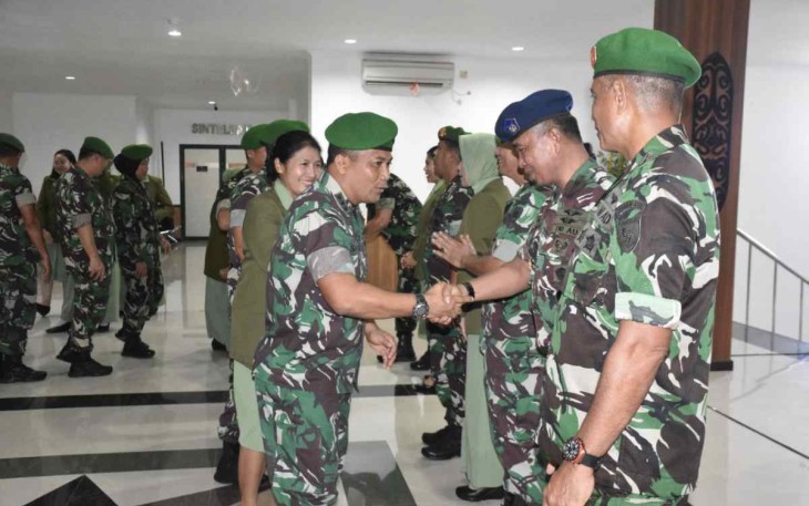 Pangdam Kasuari Mayjen TNI Gabriel Lema saat memberikan ucapan selamat Sertijab pamen, Rabu (21/9)