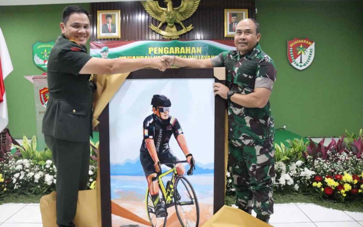 Danrem 052/Wkr Brigjen TNI Rano Tilaar saat memberikan apresiasi Dandim 0503/JB