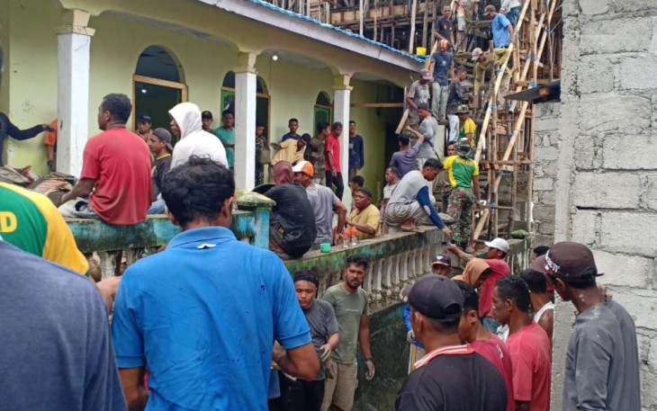 Satgas Yonarmed 1 bersama masyarakat kerja bhakti bersama pembanguna masjid