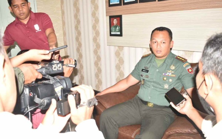 Dandim 1402/Polman Letkol Czi Masni Etha Yanurianedhi saat memberikan keterangan pers 