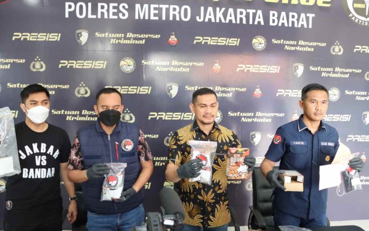 Satres Narkoba Polres Metro Jakarta Barat saat konferensi pers penangkapan mahasiswa memiliki paket ganja 515 gram, Jum'at (23/9)
