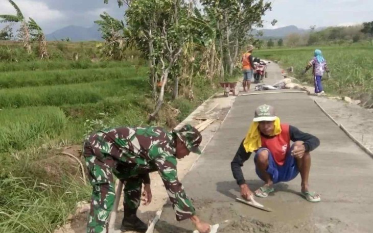 Pengecoran jalan desa wilayah binaan 