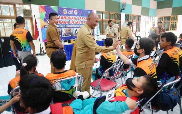 Pj. Bupati Pati terlihat akrab dengan penyandang Disabilitas 