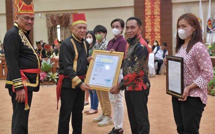 MenkopUKM Teten Masduki saat memberikan penghargaan pelaku UMKM di Manado