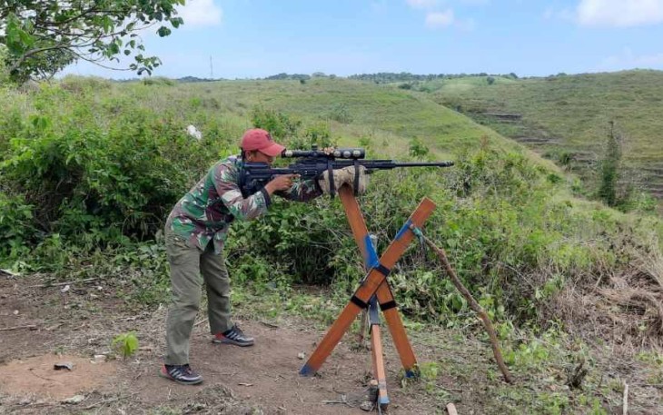 Atlet menembak TNI AL di Pangdam Udayana Bali Precesion Rifle Challenge 2022