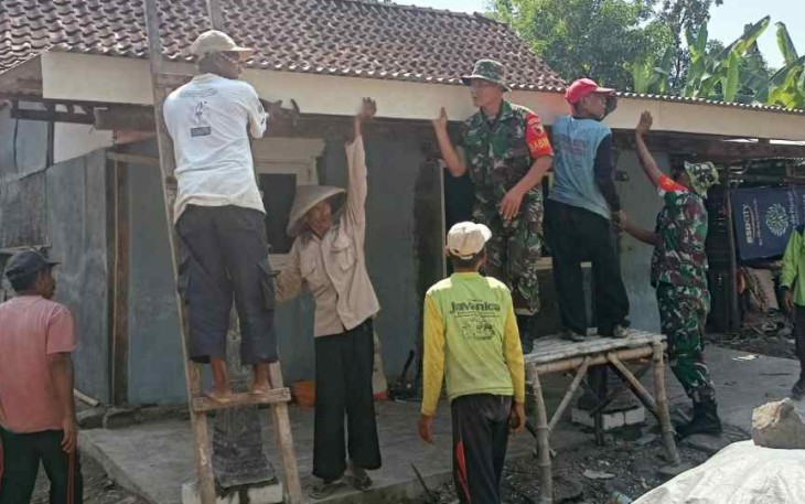 Gotong royong bantu rehap rumah warga binaan 
